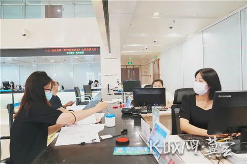 工作人员正在处理业务