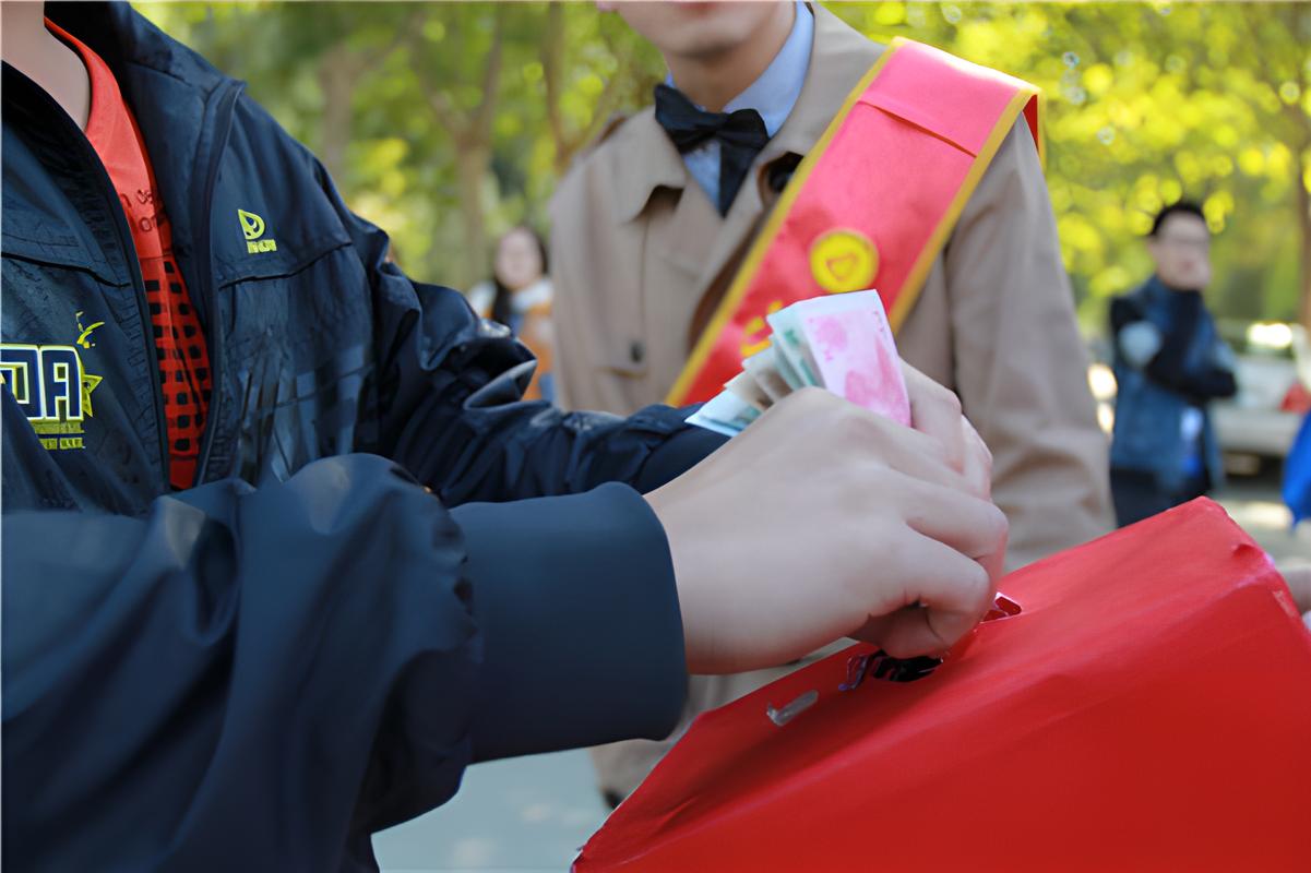 小李高兴地拿到提取款项